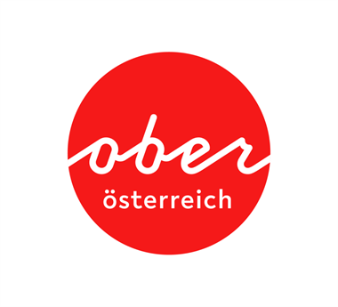 Logo Land Oberösterreich, weißer Schriftzug Ober-Österreich auf rotem Kreis